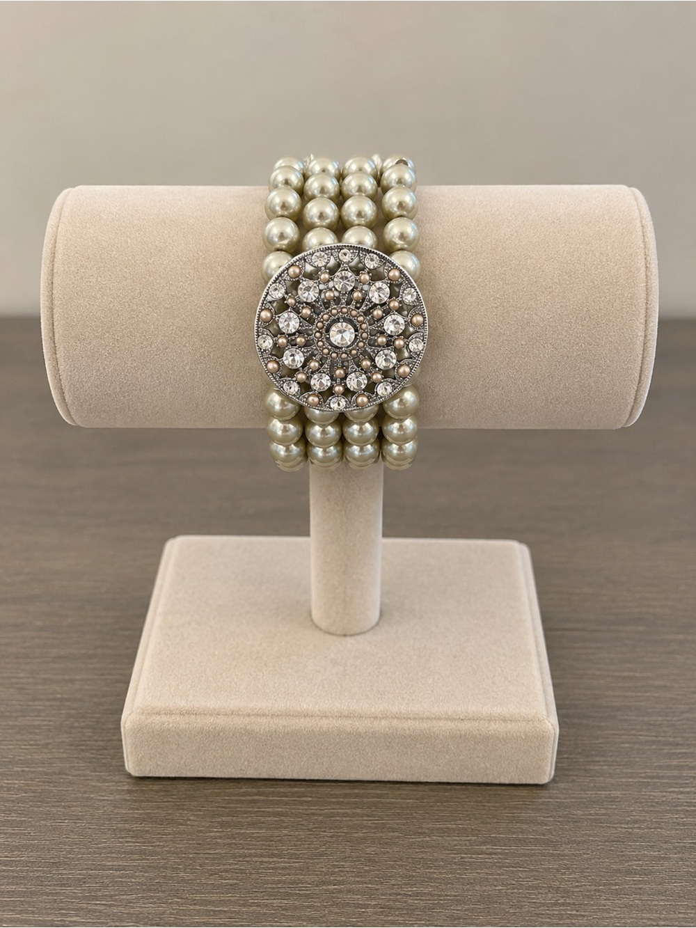 Chico’s Pearl Stretch Bracelet with Crystal Medallion - Picture 1 of 2